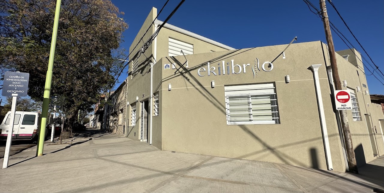 Fachada de EKILIBRIO, Centro de Salud y Rehabilitación en Bahía Blanca