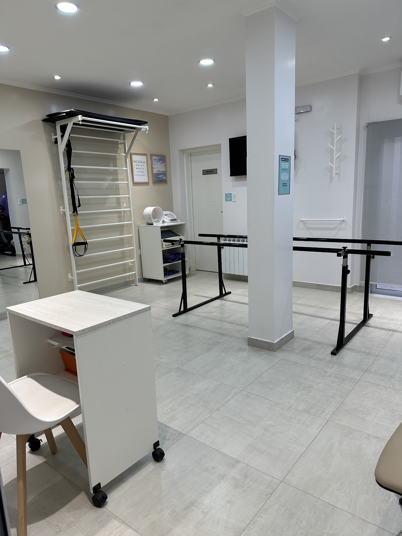 Sala de rehabilitación con barras paralelas en EKILIBRIO